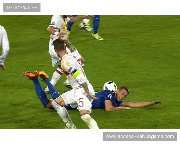 深圳新鹏城边路强突到底线,倒三角送到点球点